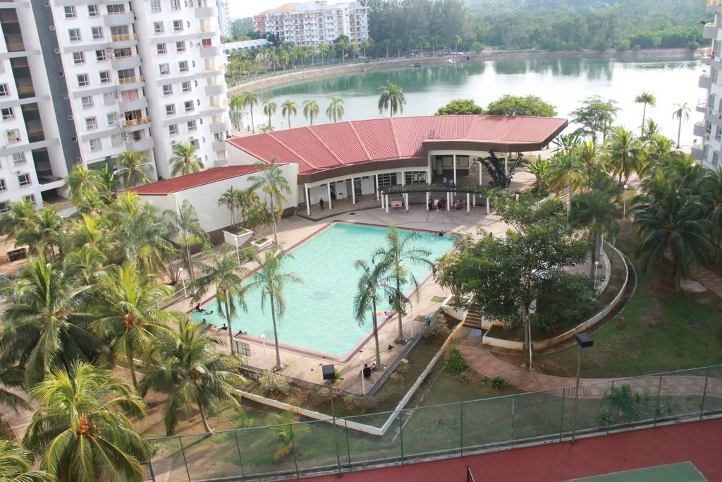 Fullhouse Marina View